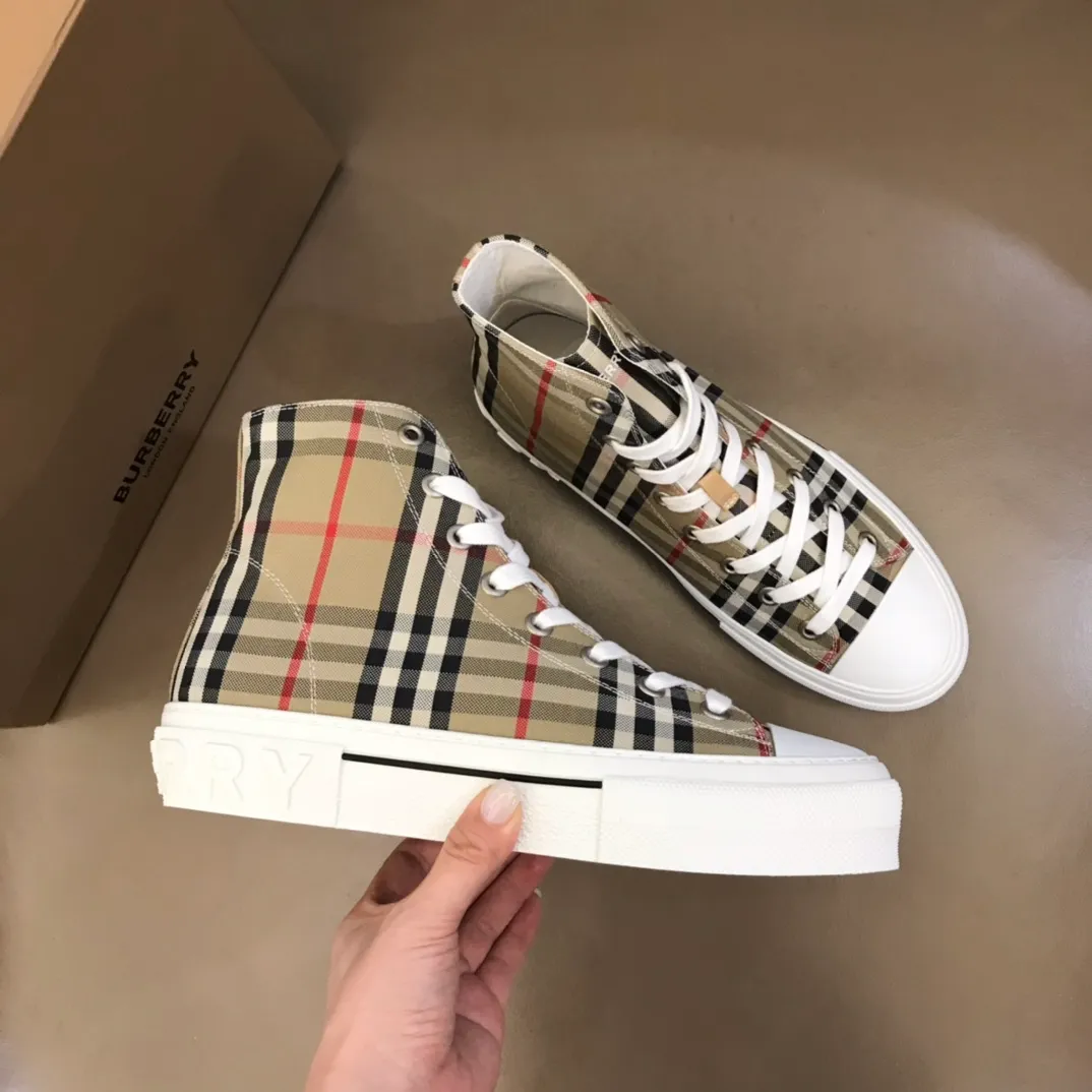 ¥420▫️B’s men’s classic high-top sneakers are reinterpreted in Vintage plaid cotton material and decorated with a new brand logo. First-layer cowhide lining, embossed Burberry logo on the heel, and original TPU outsole! 38-45